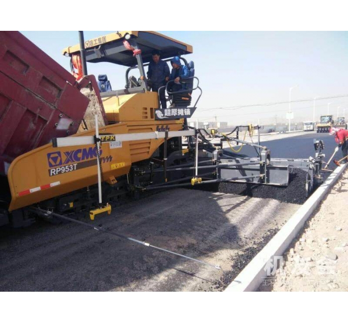 濟(jì)南瀝青攤鋪機(jī)租賃，濟(jì)南出租瀝青路面攤鋪機(jī)6臺(tái)